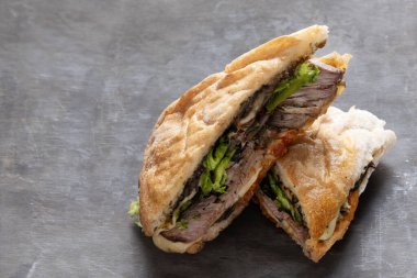 Köy usulü İtalyan biftekli sandviçi yakın.