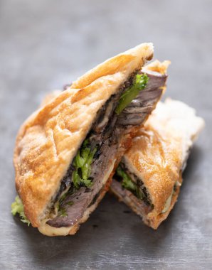 Köy usulü İtalyan biftekli sandviçi yakın.