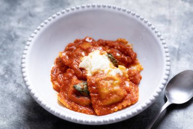 Domates soslu İtalyan ravioli makarnasının kapağını kapat.