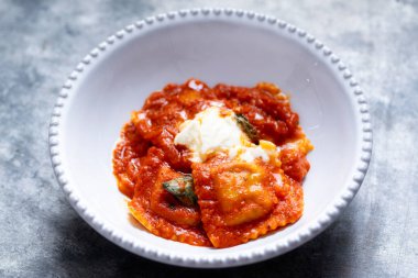 Domates soslu İtalyan ravioli makarnasının kapağını kapat.