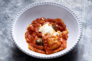 Domates soslu İtalyan ravioli makarnasının kapağını kapat.