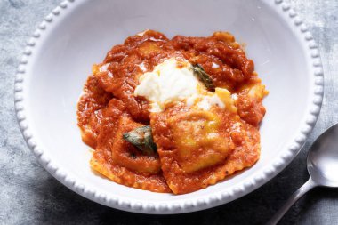 Domates soslu İtalyan ravioli makarnasının kapağını kapat.