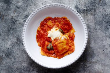 Domates soslu İtalyan ravioli makarnasının kapağını kapat.