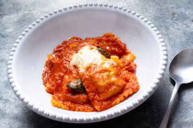 Domates soslu İtalyan ravioli makarnasının kapağını kapat.