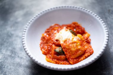 Domates soslu İtalyan ravioli makarnasının kapağını kapat.