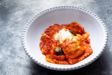 Domates soslu İtalyan ravioli makarnasının kapağını kapat.