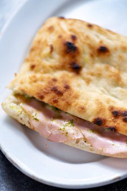 İtalyan usulü salamlı sandviçi yakın plan.