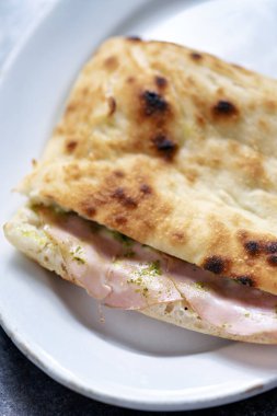 İtalyan usulü salamlı sandviçi yakın plan.