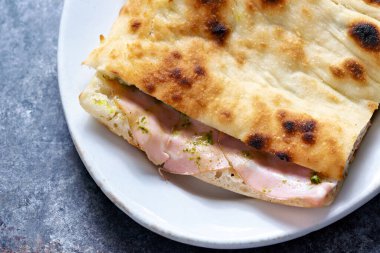 İtalyan usulü salamlı sandviçi yakın plan.