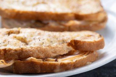 Bay jambonlu ve peynirli sandviçe ne dersin?