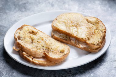 Bay jambonlu ve peynirli sandviçe ne dersin?