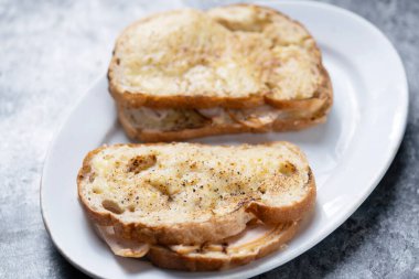 Bay jambonlu ve peynirli sandviçe ne dersin?