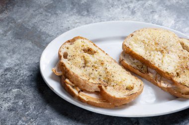 Bay jambonlu ve peynirli sandviçe ne dersin?