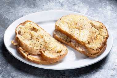 Bay jambonlu ve peynirli sandviçe ne dersin?