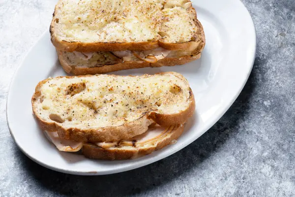 Bay jambonlu ve peynirli sandviçe ne dersin?