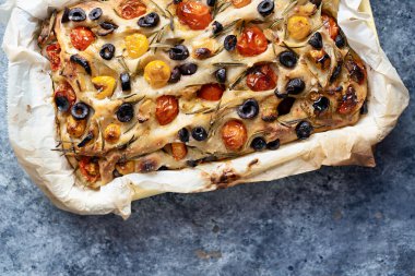 Bir tepsi rustik İtalyan Focaccia ekmeğine yaklaş.