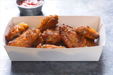 Orta kanatta kızarmış tavuk kamyonuna yakın durun.