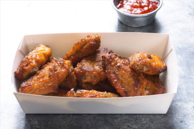 Orta kanatta kızarmış tavuk kamyonuna yakın durun.