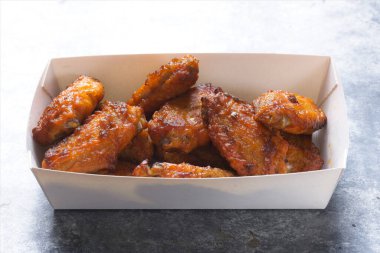 Orta kanatta kızarmış tavuk kamyonuna yakın durun.