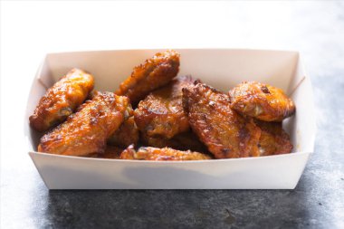 Orta kanatta kızarmış tavuk kamyonuna yakın durun.