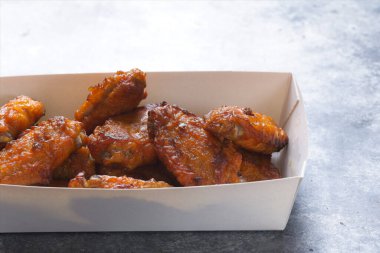 Orta kanatta kızarmış tavuk kamyonuna yakın durun.