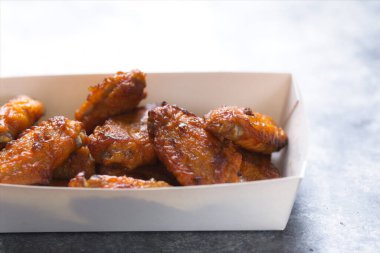 Orta kanatta kızarmış tavuk kamyonuna yakın durun.