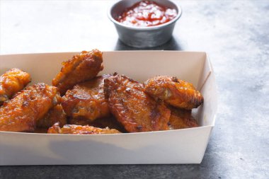 Orta kanatta kızarmış tavuk kamyonuna yakın durun.