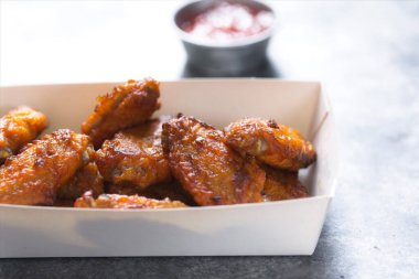 Orta kanatta kızarmış tavuk kamyonuna yakın durun.