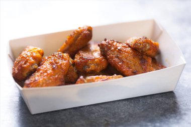 Orta kanatta kızarmış tavuk kamyonuna yakın durun.