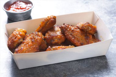 Orta kanatta kızarmış tavuk kamyonuna yakın durun.