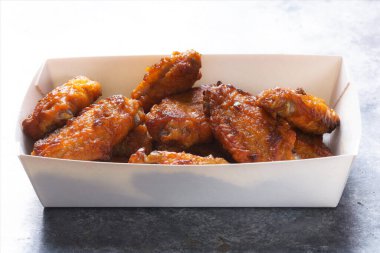 Orta kanatta kızarmış tavuk kamyonuna yakın durun.