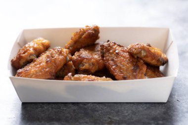 Orta kanatta kızarmış tavuk kamyonuna yakın durun.