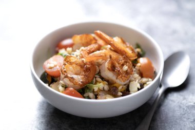 Akdeniz usulü makarna salatasının kapağını kapat.