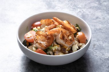 Akdeniz usulü makarna salatasının kapağını kapat.