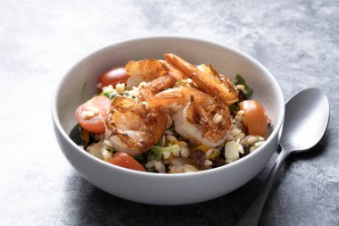 Akdeniz usulü makarna salatasının kapağını kapat.