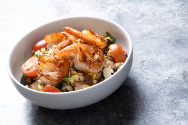 Akdeniz usulü makarna salatasının kapağını kapat.