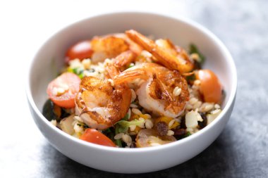 Akdeniz usulü makarna salatasının kapağını kapat.