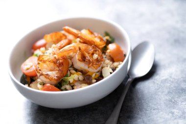 Akdeniz usulü makarna salatasının kapağını kapat.