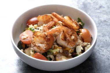 Akdeniz usulü makarna salatasının kapağını kapat.