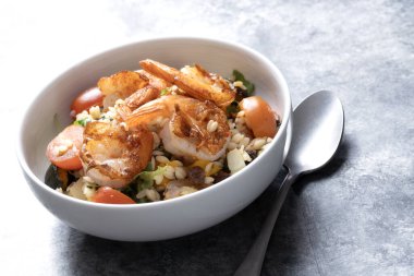 Akdeniz usulü makarna salatasının kapağını kapat.