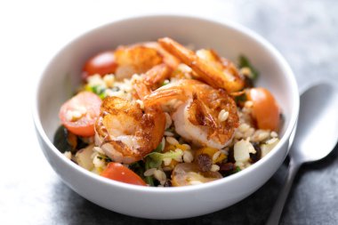 Akdeniz usulü makarna salatasının kapağını kapat.