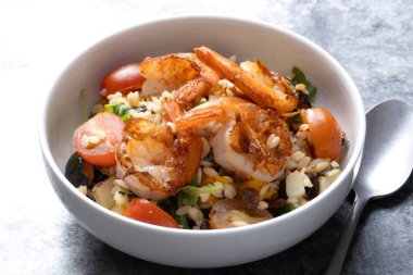 Akdeniz usulü makarna salatasının kapağını kapat.