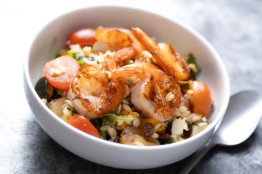 Akdeniz usulü makarna salatasının kapağını kapat.