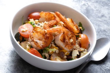 Akdeniz usulü makarna salatasının kapağını kapat.