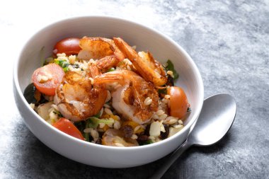 Akdeniz usulü makarna salatasının kapağını kapat.