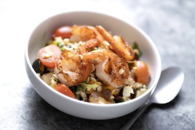 Akdeniz usulü makarna salatasının kapağını kapat.