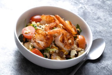 Akdeniz usulü makarna salatasının kapağını kapat.