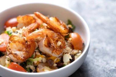 Akdeniz usulü makarna salatasının kapağını kapat.