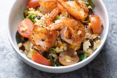 Akdeniz usulü makarna salatasının kapağını kapat.