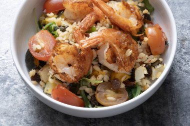 Akdeniz usulü makarna salatasının kapağını kapat.